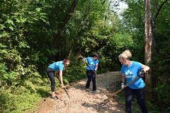 aoa体育官网团队全年参与社区管理活动, 包括默瑟斯劳自然公园的小径清理工作